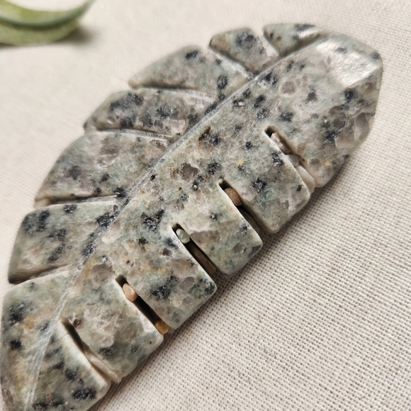 Kiwi jasper leaf carving - crystals gemstone rock - Picture 4 of 7